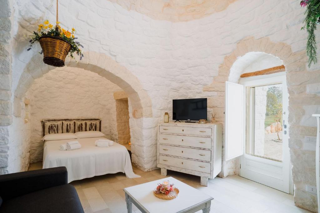 un panneau indiquant la dana loretto sur un bâtiment dans l'établissement Trullo La Dama Forestiera, à Alberobello