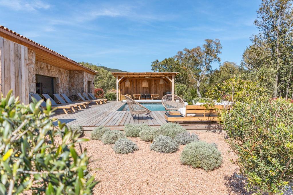 une arrière-cour avec une piscine et une maison en bois dans l'établissement Villa Campemu Di Lecci, à Lecci