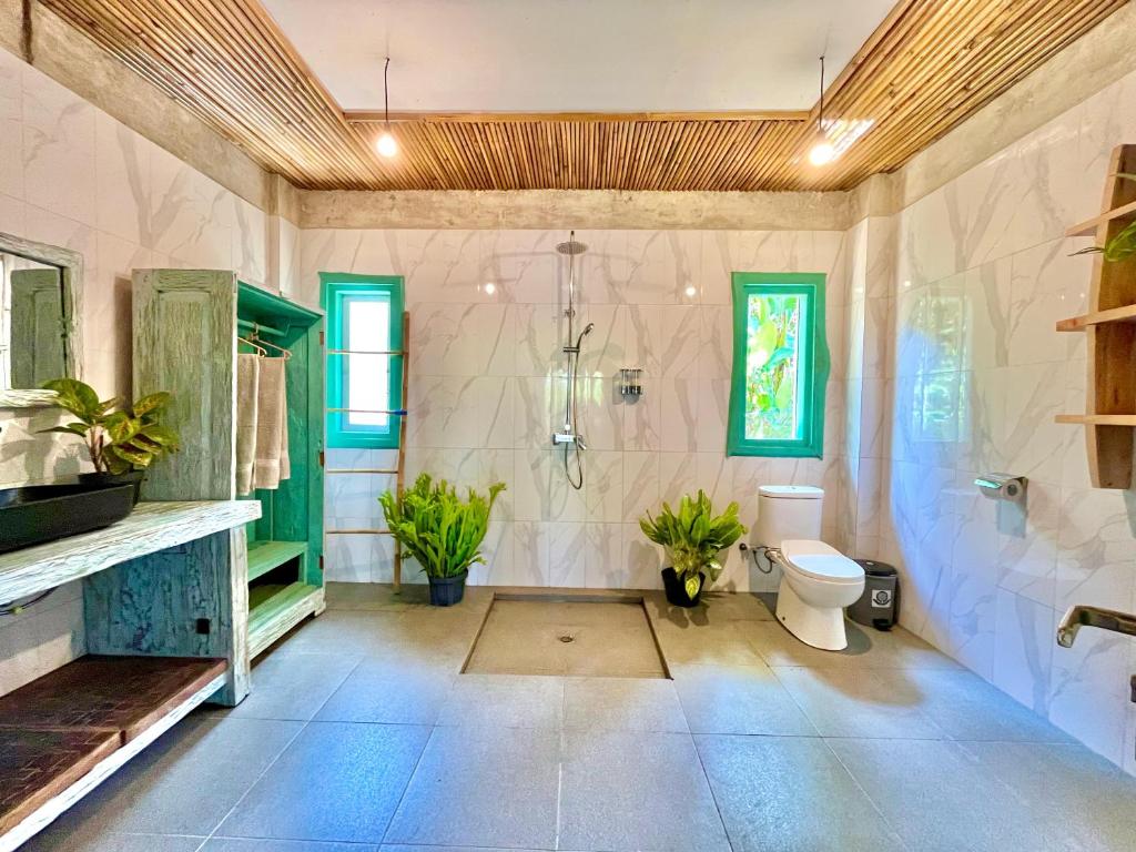 Baðherbergi á Pondok Is Oke Luxury bunggalow
