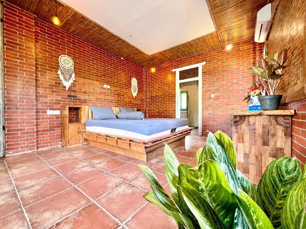 Rúm í herbergi á Pondok Is Oke Luxury bunggalow