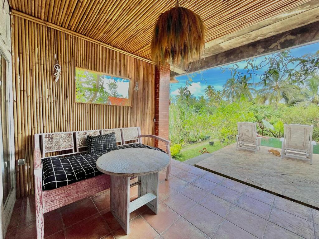 Garður fyrir utan Pondok Is Oke Luxury bunggalow