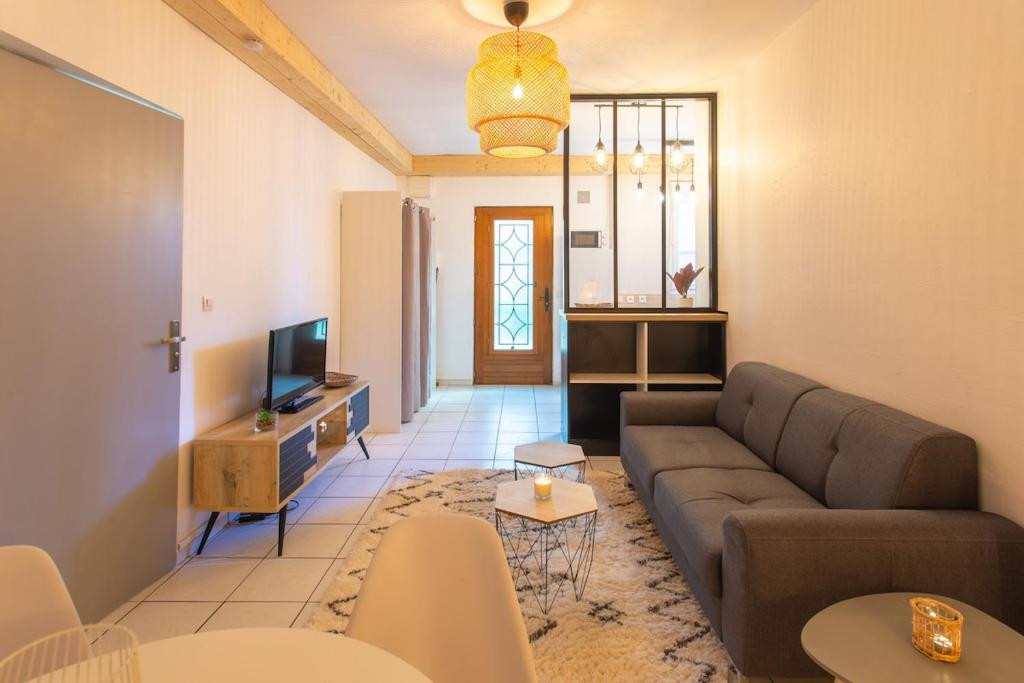 un salon avec un canapé et une télévision dans l'établissement Chill & Sun - Terrace and parking, à Amiens