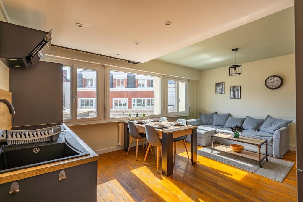 Photo de la galerie de l'établissement Grand T5 - 90 m2 - 4 CH - 2 SDB- Cœur de Valenciennes, à Valenciennes