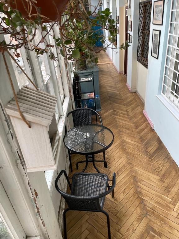 un pasillo con mesa y sillas en un edificio en Qeto's House, en Tiflis