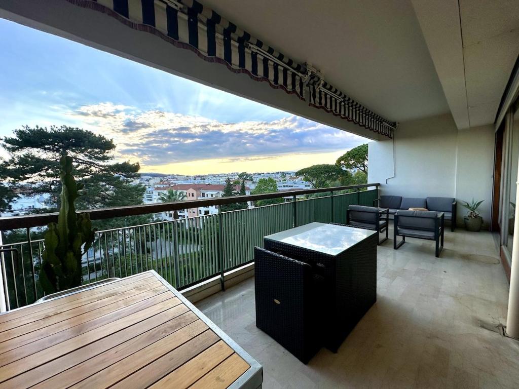 d'un balcon avec une table et une vue sur la ville. dans l'établissement Elégant et spacieux 3 pièces, centre Cannes, à Cannes