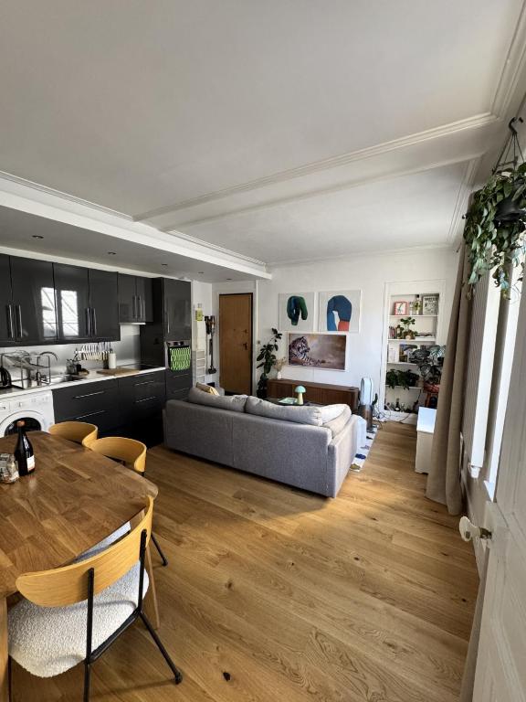 un salon avec un canapé et une table dans l'établissement Batignolles-Montmartre / Mathieu, à Paris