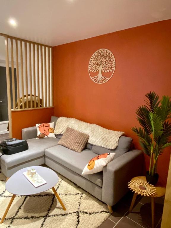 un salon avec un canapé et une table dans l'établissement Chez Bartoch, à Boulogne-sur-Mer