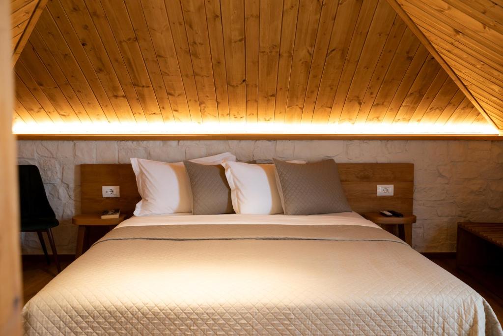 Letto o letti in una camera di The Stone Sky Hotel
