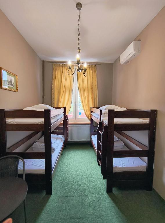 Posteľ alebo postele v izbe v ubytovaní Green Hostel Wrocław przy ZOO