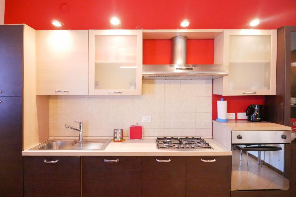 Kuchyň nebo kuchyňský kout v ubytování CaseOspitali - Casa I Giardini, bilocale a pochi passi dal San Raffaele