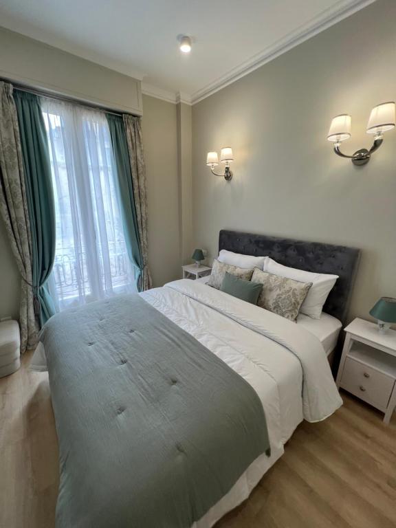 une chambre avec un grand lit blanc et une fenêtre dans l'établissement Amour-35, à Nice