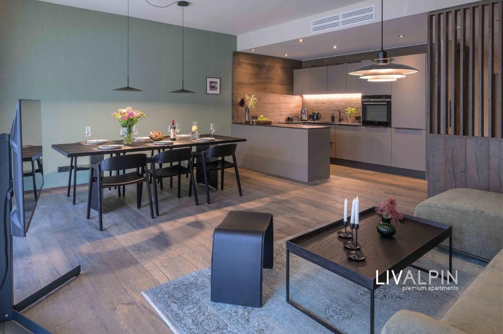 een eetkamer en keuken met een tafel en stoelen bij LIVALPIN Balance in Garmisch-Partenkirchen