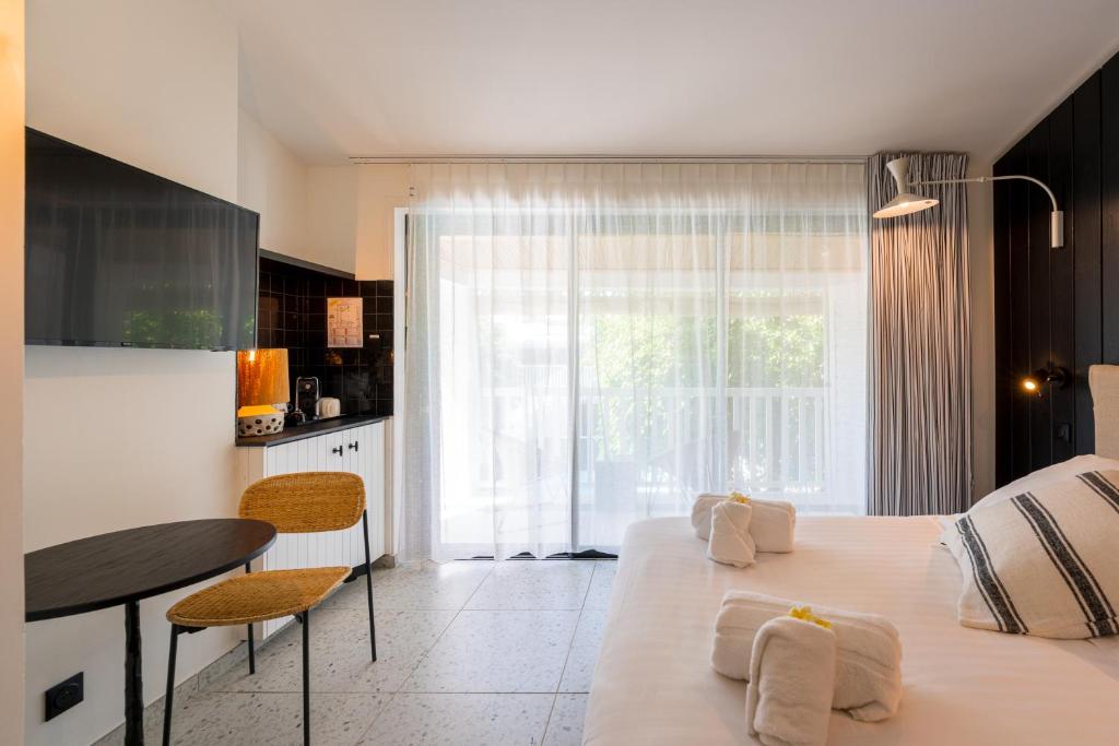 Postel nebo postele na pokoji v ubytování Doudou Hôtel
