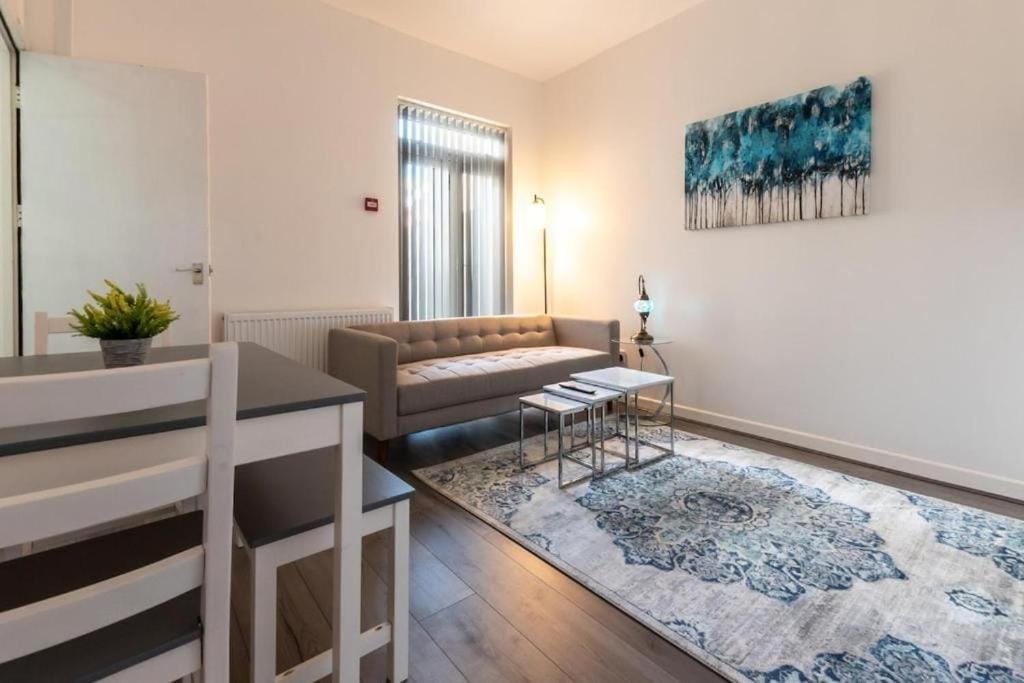 Posezení v ubytování Spacious Contractor 5BR - Wi-Fi, Parking