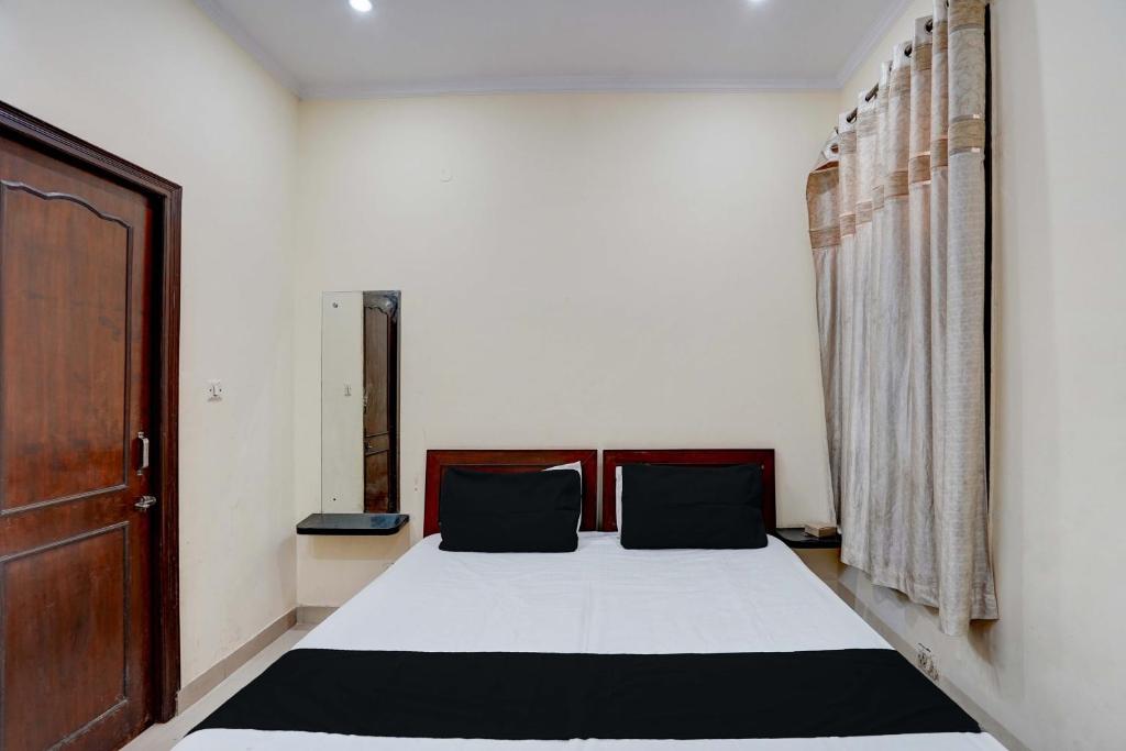 Postel nebo postele na pokoji v ubytování Super Hotel O OM SAI RAM GUEST HOUSE