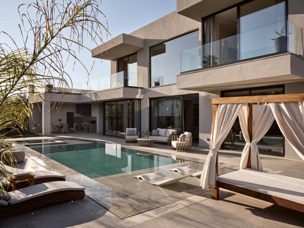 Avascanto Villa, An Architectural Gem with Heated Pool By MindYourVilla