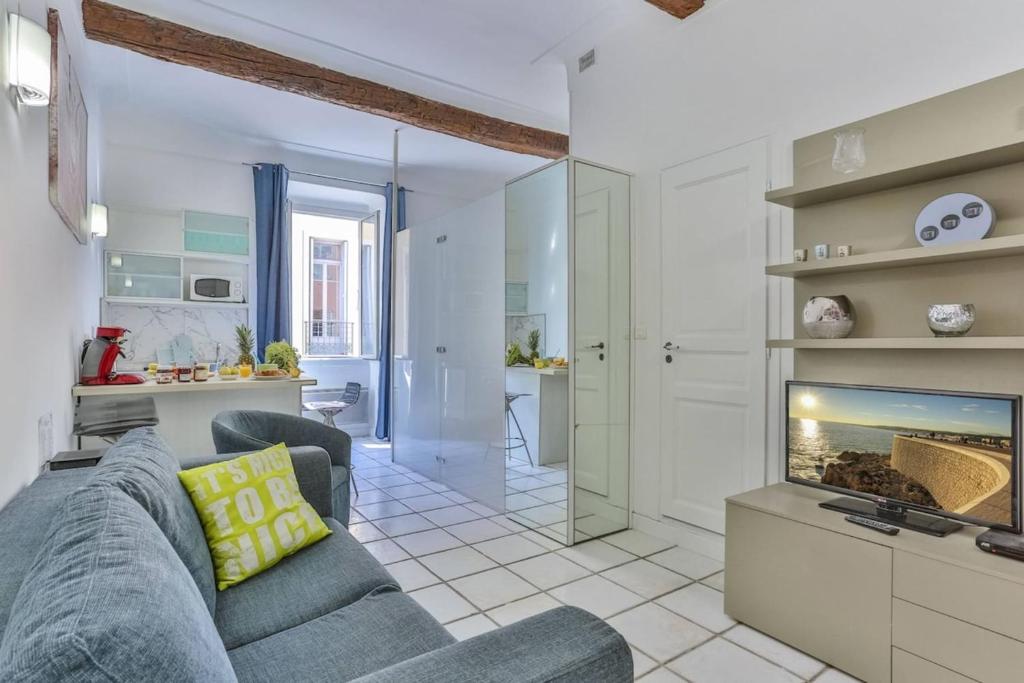 un salon avec un canapé et une cheminée dans l'établissement MARI 117 - Nice City Center, à Nice