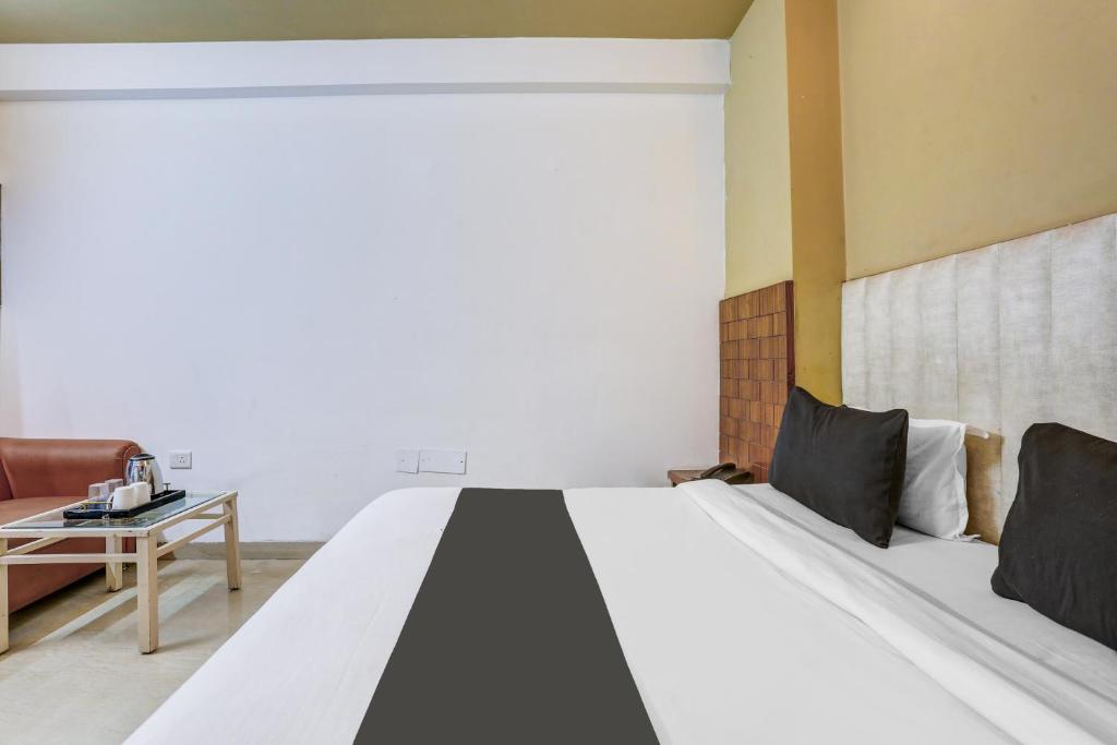 Postel nebo postele na pokoji v ubytování Collection O Harmony Stay