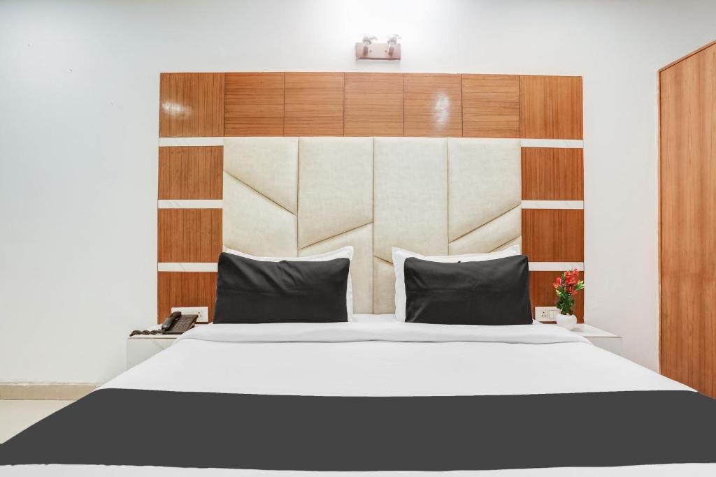 Postel nebo postele na pokoji v ubytování Collection O Harmony Stay