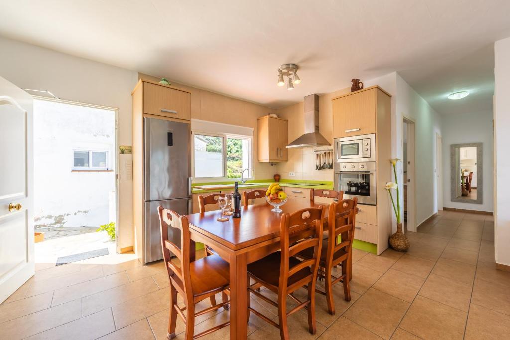 A kitchen or kitchenette at Cortijo Pájaro Punta de la Laja