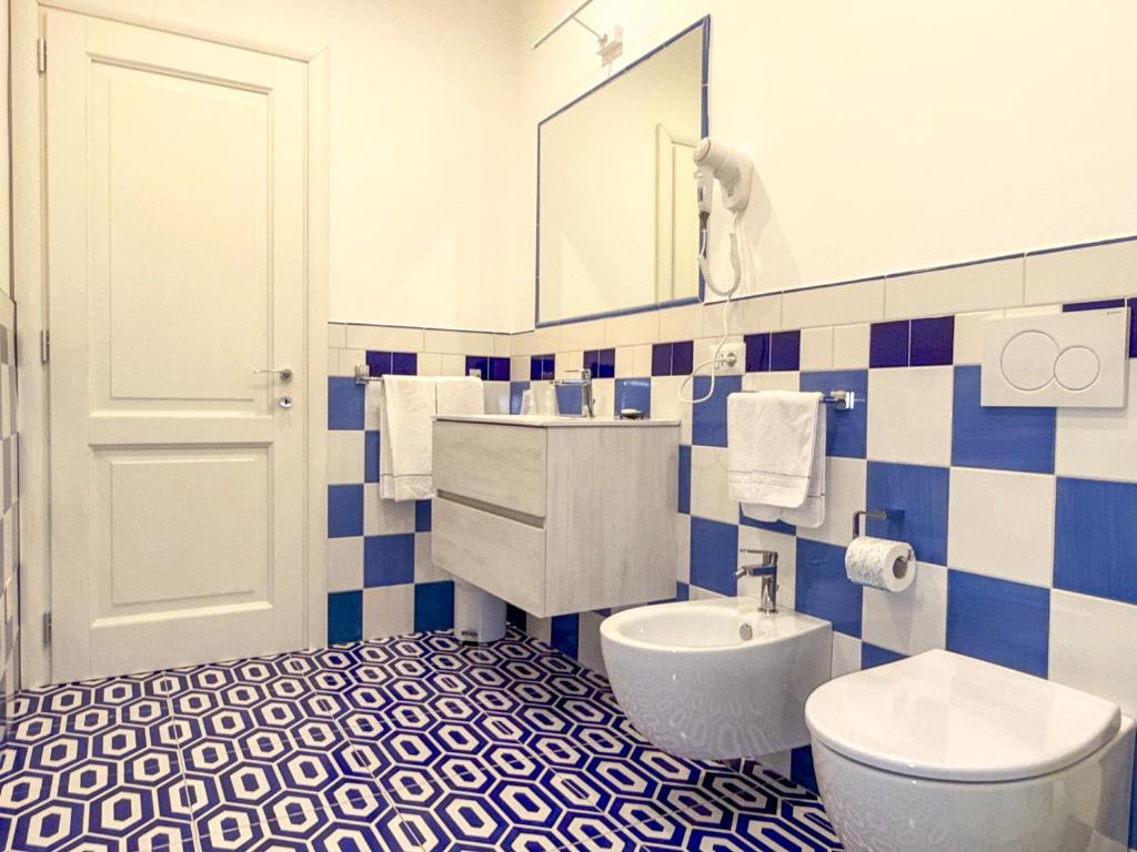 Koupelna v ubytování Suites in the Amalfi Coast - GuestHouse with Terrace near Amalfi - Breathtaking View of Ravello
