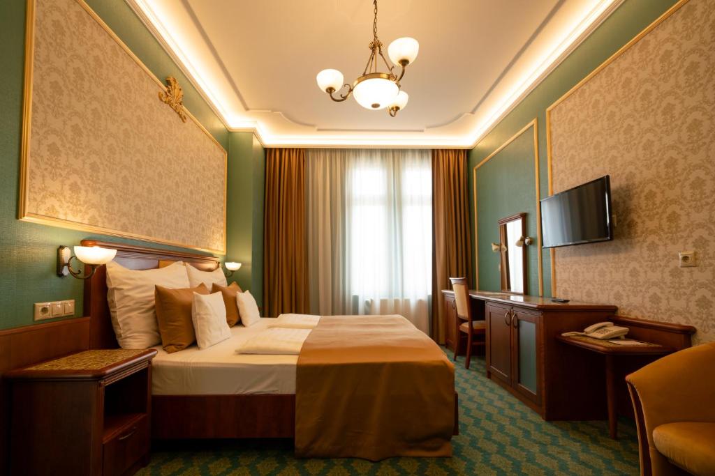 Televízia a/alebo spoločenská miestnosť v ubytovaní Elizabeth Hotel