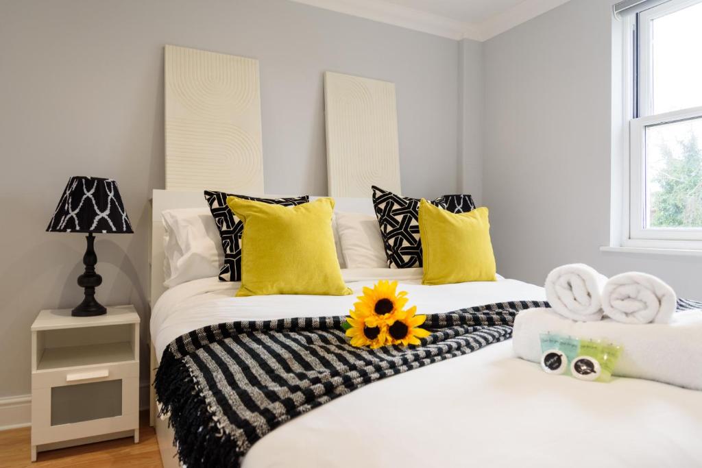 Ένα ή περισσότερα κρεβάτια σε δωμάτιο στο Cambridge 6-Bedroom Riverside Home with Free Parking