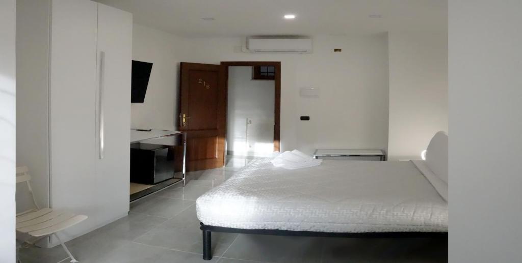 Łóżko lub łóżka w pokoju w obiekcie La Fiera GuestHouse