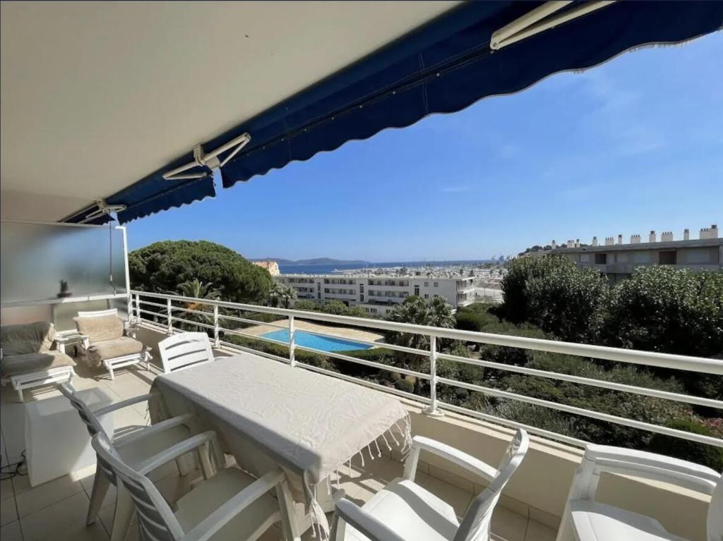 キャヴァレール・シュル・メールにあるGRAND PAVOIS Magnifique appartement climatisé, vue mer, piscineの眺めの良いバルコニーにテーブルと椅子が置かれている