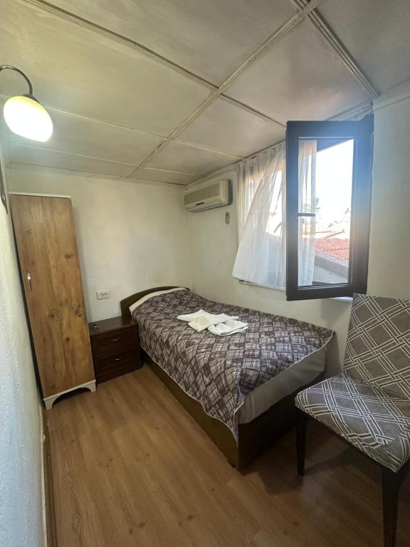 A bed or beds in a room at Kont Pension