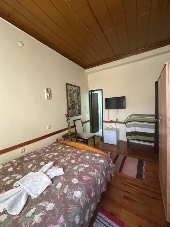 A bed or beds in a room at Kont Pension