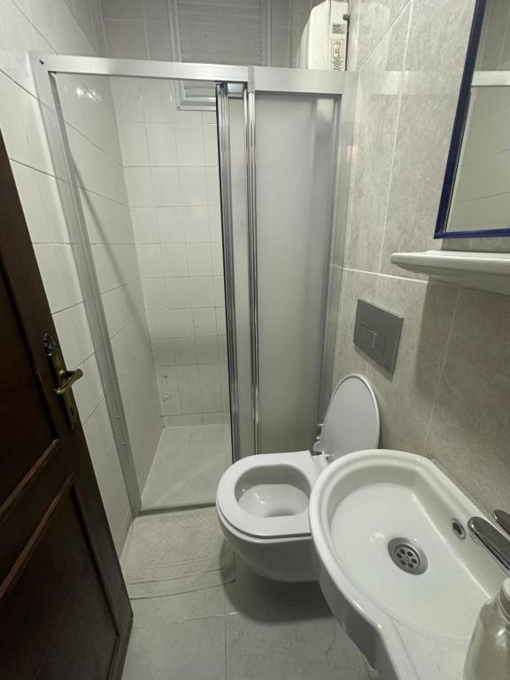 A bathroom at Kont Pension