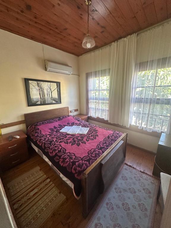 A bed or beds in a room at Kont Pension