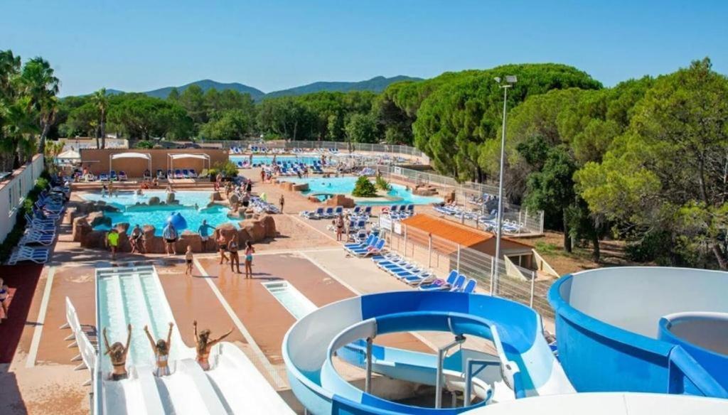 duży basen z osobami w ośrodku w obiekcie Mobil-home au camping 5 étoiles L'Oasis Village - Montana Parc w mieście Puget-sur Argens