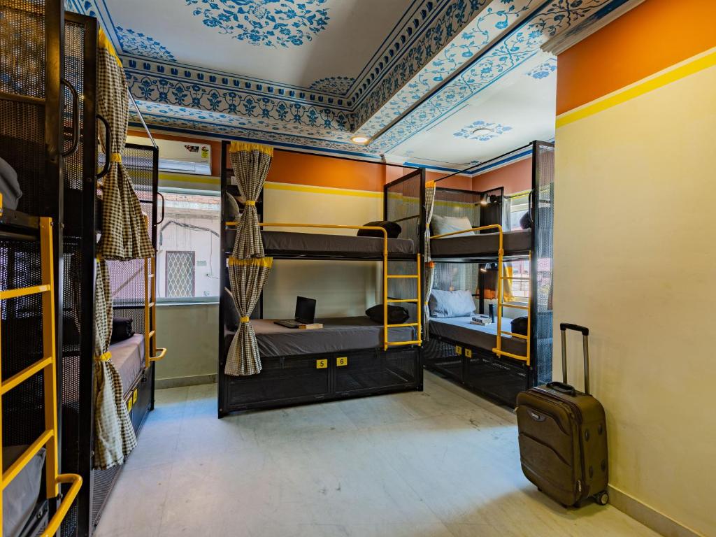 Postel nebo postele na pokoji v ubytování The Hosteller Jaipur, Hathroi