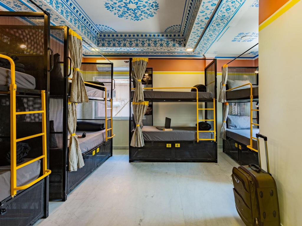 Palanda nebo palandy na pokoji v ubytování The Hosteller Jaipur, Hathroi