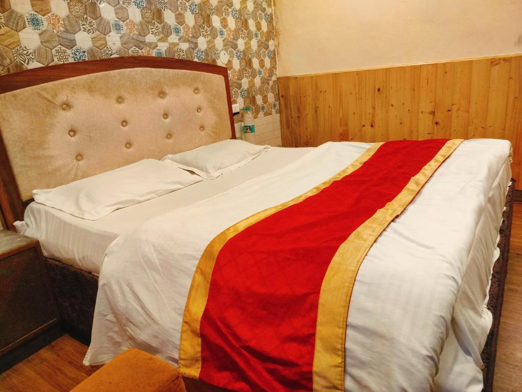 Postel nebo postele na pokoji v ubytování Hotel Shaurya Regency near mall Road