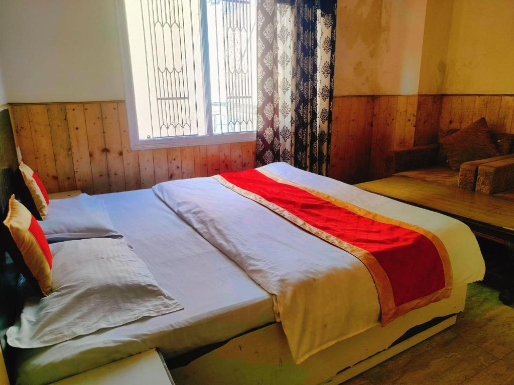 Postel nebo postele na pokoji v ubytování Hotel Shaurya Regency near mall Road