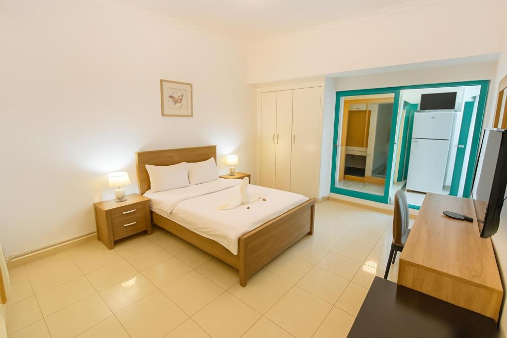 Ένα ή περισσότερα κρεβάτια σε δωμάτιο στο Classy Studios for Ladies in Dubai, Marina فتيات فقط