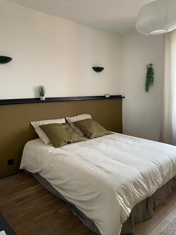 une chambre avec un grand lit avec des draps blancs dans l'établissement Comfort & Design Apartment in Orléans, à Orléans