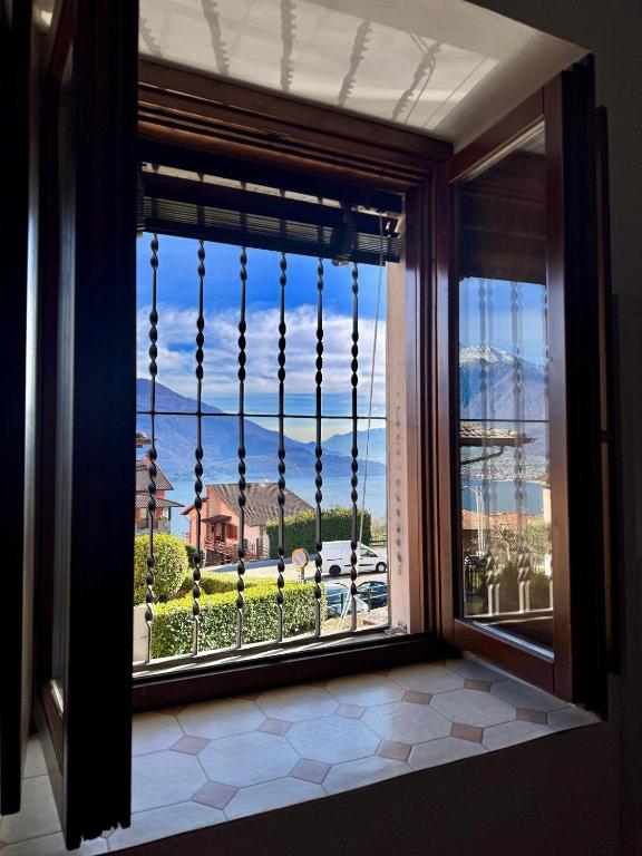 a room with a window with a view of the ocean at Casa Ermy in Vercana