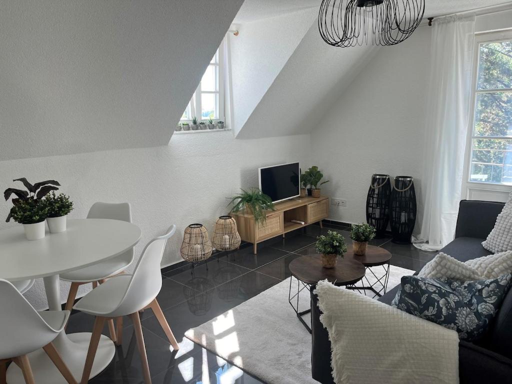 uma sala de estar com um sofá e uma mesa em Charming apartment central in Lucerne em Lucerna