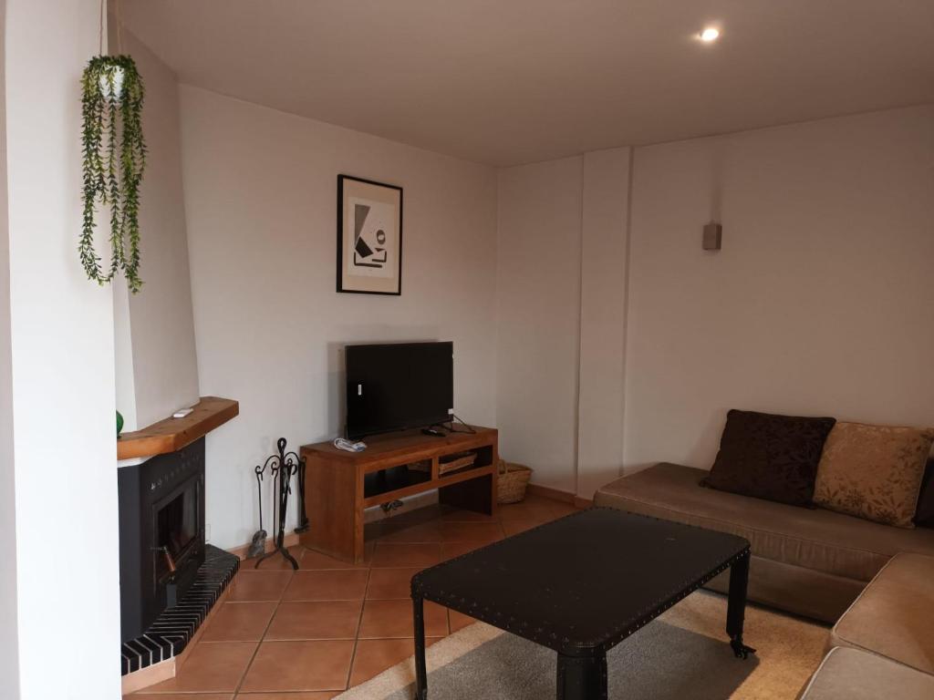 salon z kanapą i telewizorem w obiekcie Casa MM Fuengirola Beach w mieście Fuengirola