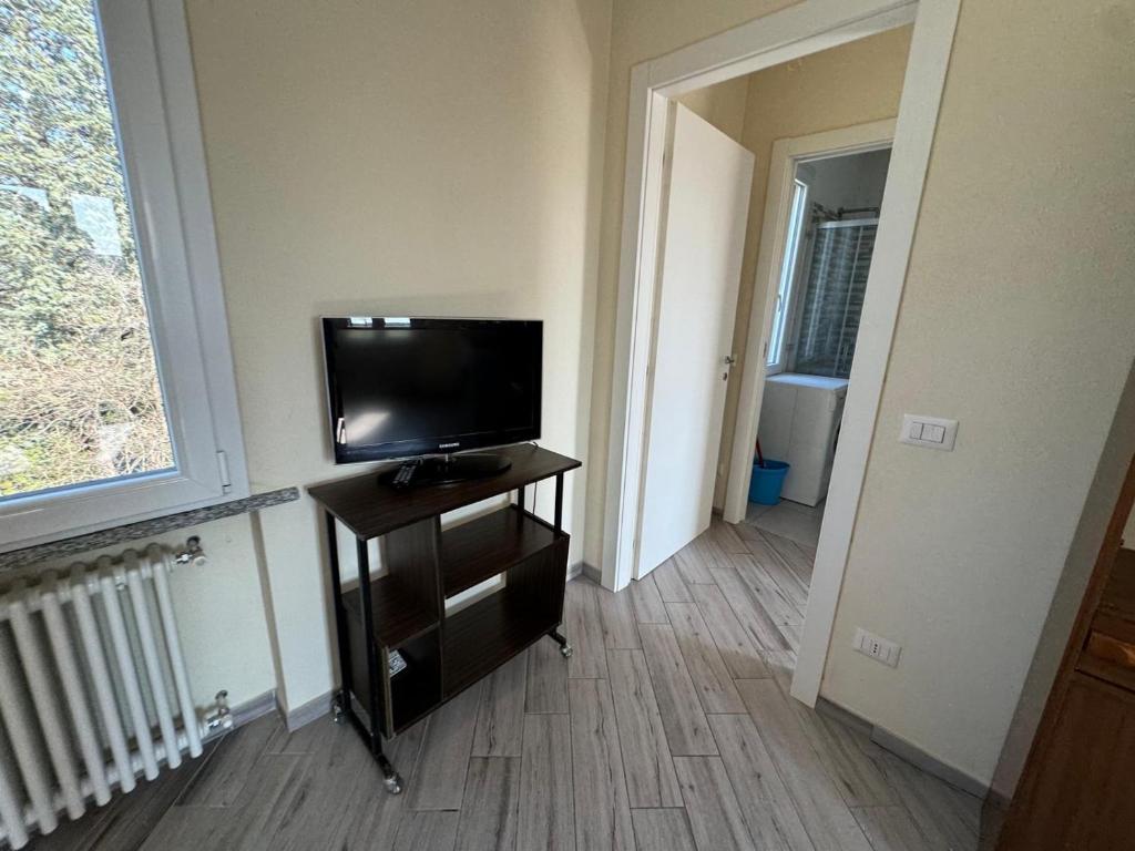 TV a/nebo společenská místnost v ubytování Edi Apartaments 2
