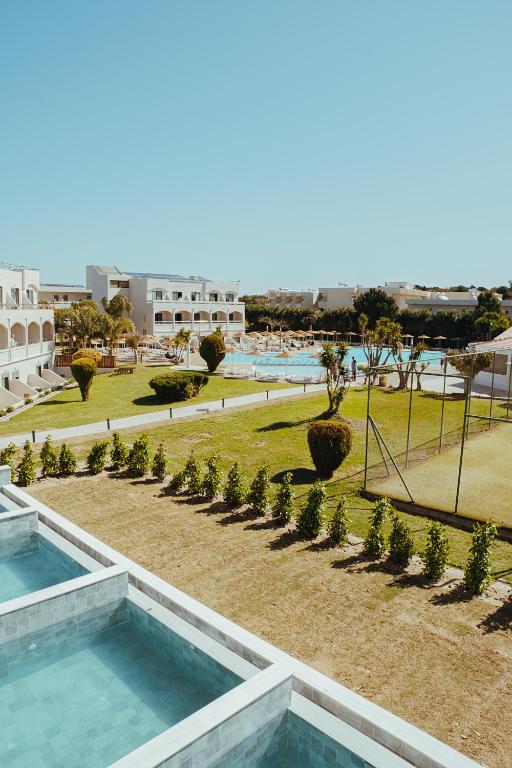 Bazén v ubytování Leonardo Kolymbia Resort Rhodes nebo v jeho okolí