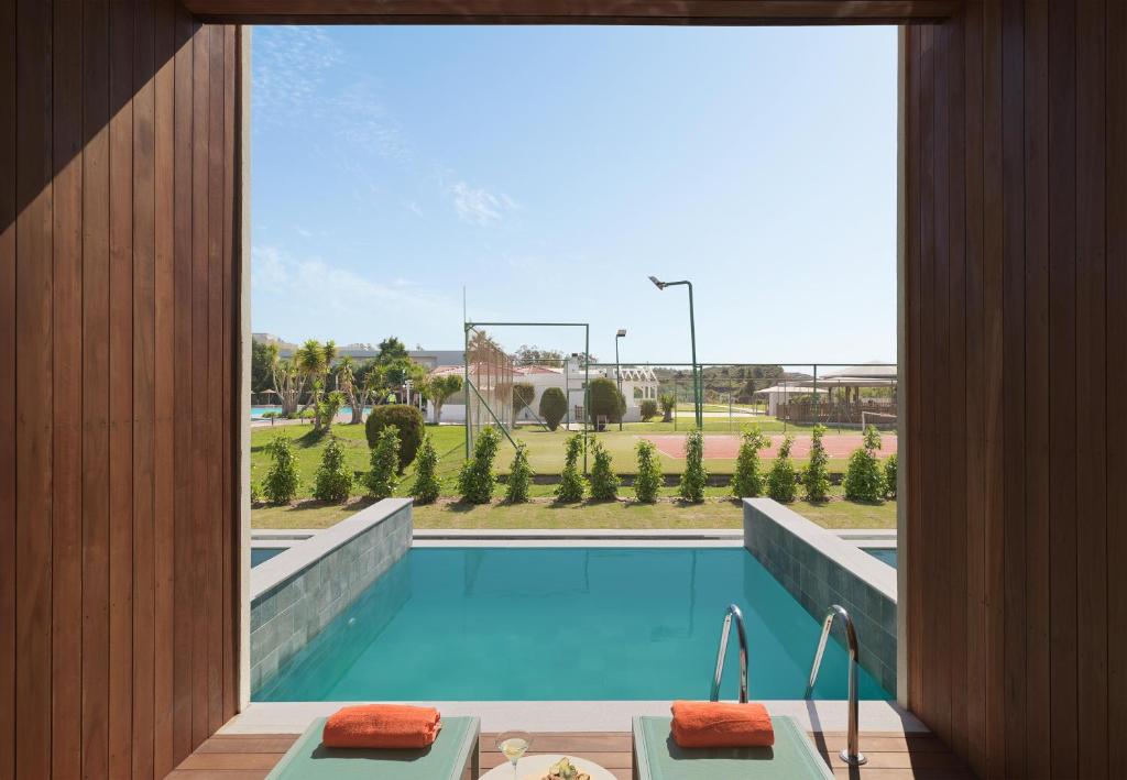 Bazén v ubytování Leonardo Kolymbia Resort Rhodes nebo v jeho okolí