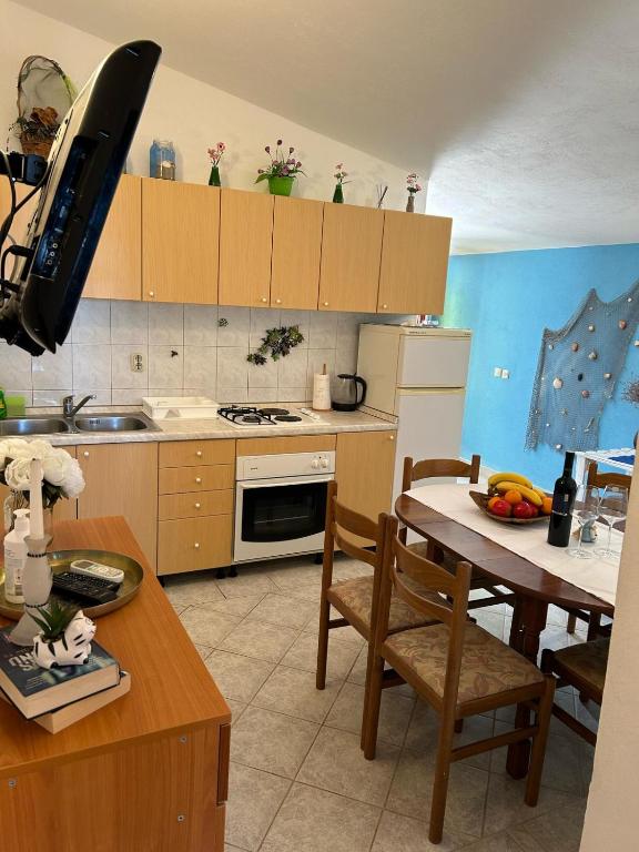 Kuchyňa alebo kuchynka v ubytovaní Apartment Aralo - Veraja