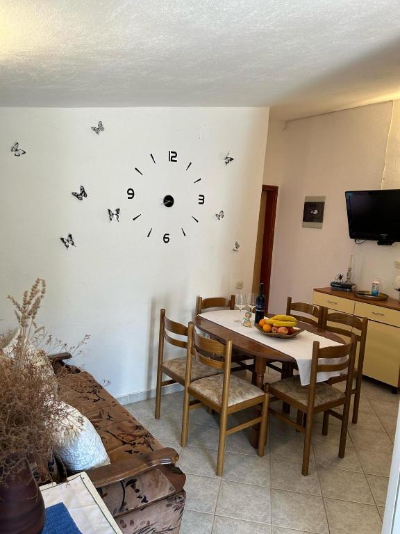 Televízia a/alebo spoločenská miestnosť v ubytovaní Apartment Aralo - Veraja