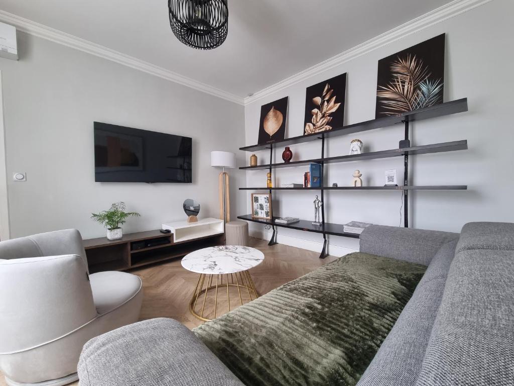 un salon avec un canapé et une table dans l'établissement Appartement à proximité de Paris, à Vitry-sur-Seine