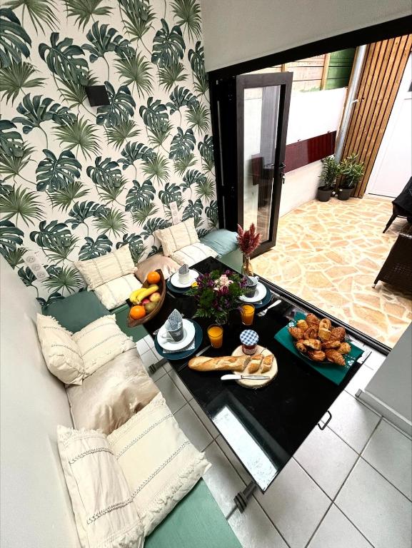 un salon avec une table avec de la nourriture dessus dans l'établissement Confort, halles et plage à pied Biarritz centre, à Biarritz